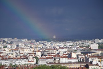 arc en ciel au dessus la ville