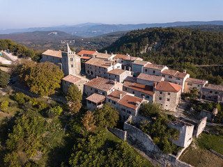 Fototapeta na wymiar Hum (Colmo; Cholm) is a medieval town in the central part of Istria, Croatia. Hum is listed as the smallest town in the world by Guinness World Records.