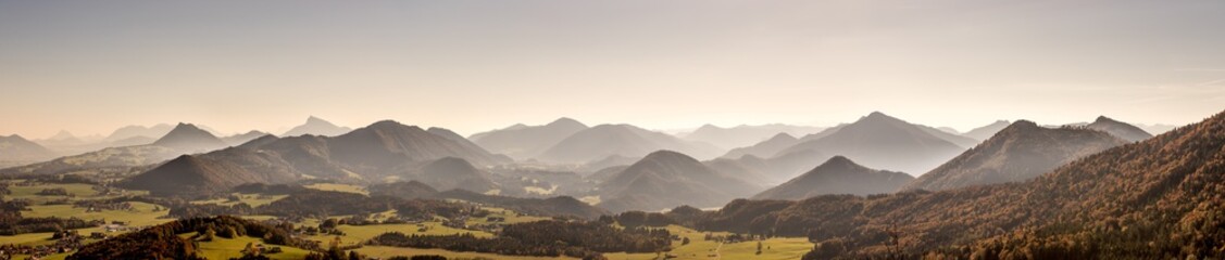 Obraz premium Bergsilhouette in den Alpen, Panorama