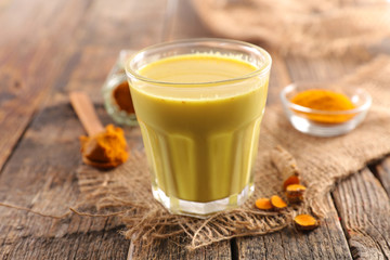 milk with curcuma