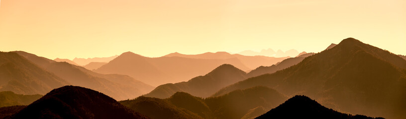Bergsilhouetten in den Alpen, Panorama © Patrick Daxenbichler