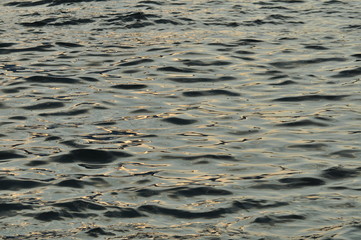 Riflesso luce tramonto sul lago