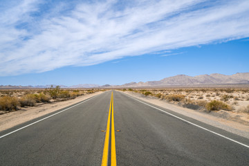 Fototapeta na wymiar Empty Desert Highway running from California to Arizona 