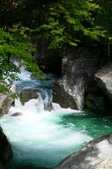 Naklejka premium 山間の清流、安居渓谷の滝。仁淀川支流の景勝地。高知 日本。９月中旬。