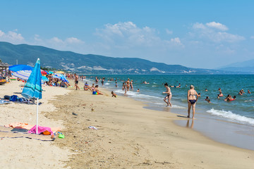 Fototapeta premium Asprovalta, Greece - August 20, 2018: Asprovalta and New Vrasna resort, Asprovalta beach. Sea view to Asprovalta at the foot of the green hills.