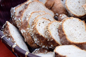 Hausgemachtes Bauernbrot in Scheiben geschnitten