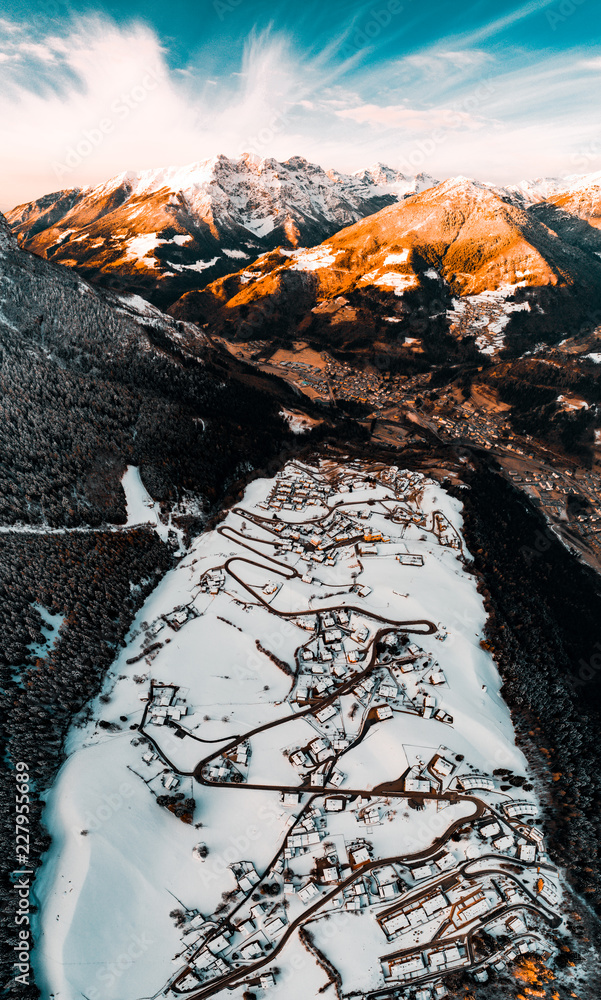 Wall mural panorama verticale drone montagne