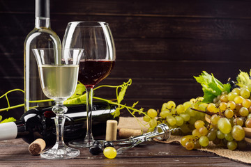 Obraz premium Wine bottle and grape on wooden table