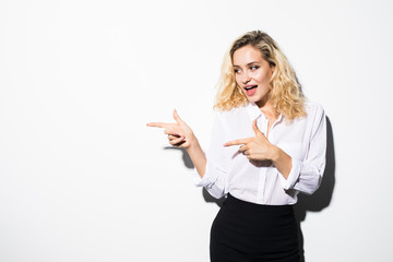 Obraz premium Portrait of young business woman pointing side on white background