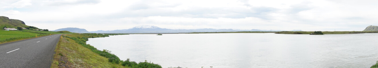 Berg- und Seen-Landschaft auf der Fahrt ins isländische Hochland (Landmannalaugar / Þórsmörk) / Süd-Island