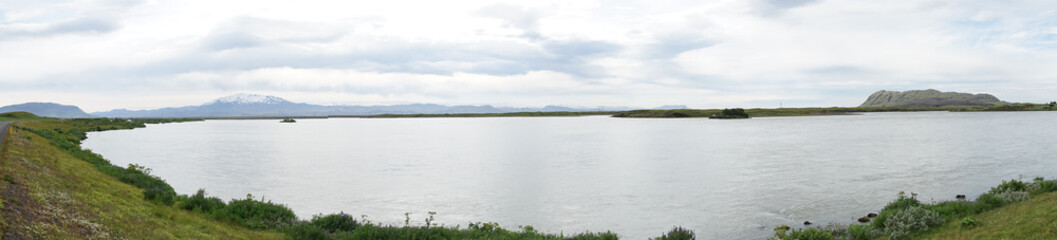 Berg- und Seen-Landschaft auf der Fahrt ins isländische Hochland (Landmannalaugar / Þórsmörk) / Süd-Island