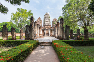 Fototapeta na wymiar Wat Si Sawai (Sri Savaya) in Sukhothai A big Khmer style temple in Sukhothai. of big temples in Sukhothai Historical Park. Sukhothai THAILAND .