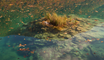Felsen im Lago  di Fusine inferiore (Weissenfelser See) / Friaul / Italien