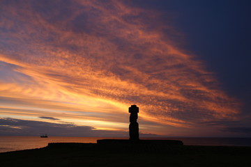 Fototapeta premium Moai bei Sonnenuntergang