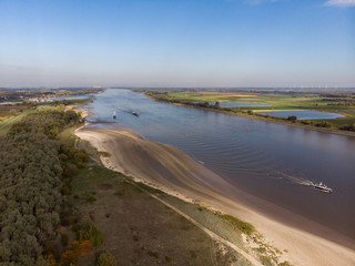 Luftaufnahme der Weser in nördlicher Richtung mit Flussmündung (Hunte) und Schiffen (Drohne)