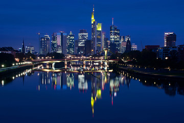 Fototapeta na wymiar Die Frankfurter Skyline zur blauen Stunde