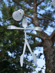 omino costruito con posete di plastica, addobbo per halloween