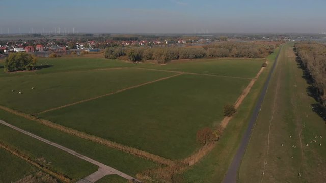 Flug &uuml;ber Feldweg am Elsflether Sand (Luftaufnahme, Drohne)