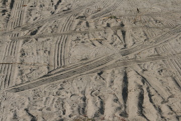 Reifenspruren im Sand