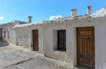 Fototapeta na wymiar weiße Häuser mit Schornsteinen und Holztüren in der Altstadt von Capileira, Andalusien, Spanien, Sierra Nevada
