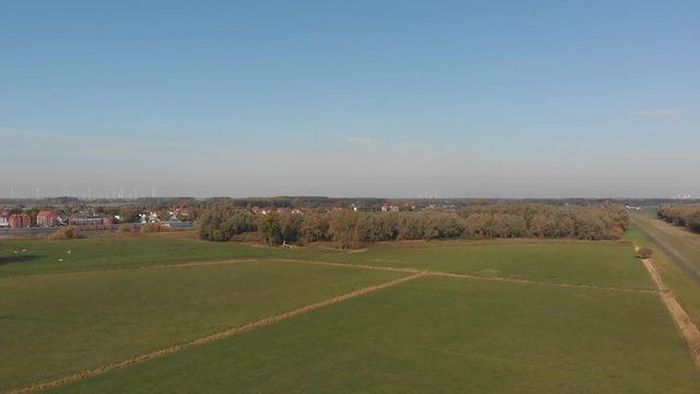 Flug über Felder Richtung Hunte (Fluss) und Elsfleth (Luftaufnahme, Drohne)