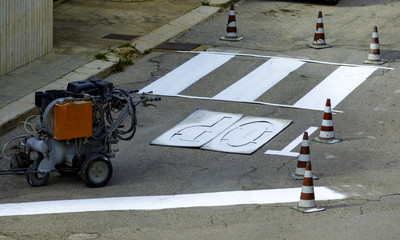 Spraying machine for execution of road signs, crosswalks etc.