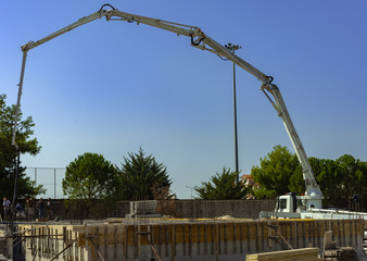 Concrete mixer with pumps for concrete casting for the construction of a reinforced concrete floor
