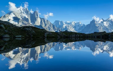 Crédence de cuisine en verre imprimé Mont Blanc Randonneur à sa tente dans le massif du Mont Blanc reflété dans le Lac de Chesery. Chamonix, France.