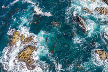 Naklejka premium Widok z lotu ptaka na kolorowy ocean i skały w północnej Kalifornii