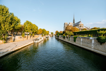 Obraz premium Landscape view on the famous Notre-Dame cathedral on Seine river during the morning light in Paris, France