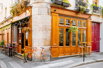 Fototapety  Piękne okno sklepu z retro rowerem na ulicy w Paryżu, Francja
