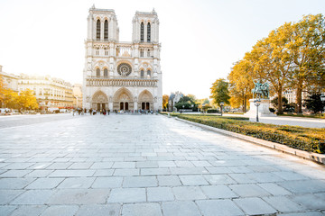 View on the famous Notre-Dame cathedral and empty square during the morning light in Paris, France - obrazy, fototapety, plakaty