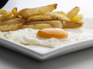 Detalle de un huevo  frito con patatas 5