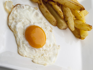 Detalle de un huevo  frito con patatas 4