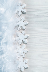 Winter oder Weihnachten Fest Dekoration Hintergrund einfach schlicht mit hellem Holz und Schneeflocken