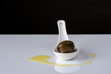 aceite de oliva con Laurel y  aceitunas en recipiente