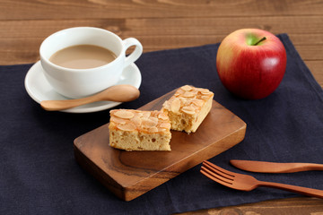 木のテーブルにのせた アップルケーキ カフェオーレ