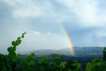 arcoiris sobre una monta&ntilde;a un d&iacute;a de tormenta