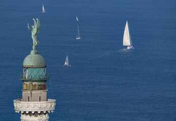 Trieste, Faro della Vittoria, con barche a vela nel mare blu del Golfo