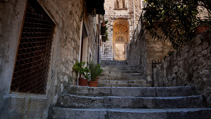 Fototapeta na wymiar Beautiful quiet Alley in the Old Town of Dubrovnik