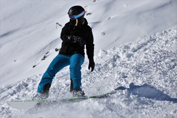 Fototapeta na wymiar Snowboarder auf der Piste