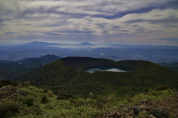 韓国岳より大浪池ごしに錦江湾に浮かぶ桜島を望む初秋