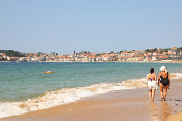 orilla de la playa de Panxón en Galicia un día de verano - 227988839