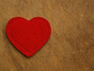 Obraz premium red heart on wooden background