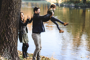 Naklejka premium happy family in autumn park
