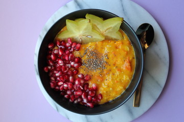 Süßkartoffel Porridge mit Granatapfel