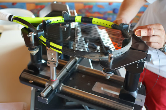 machine stringing tennis rackets