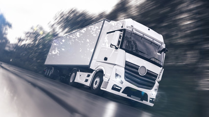 weißer LKW fährt schnell auf einer Landstraße