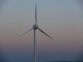 windrad am abend in der blauen stunde
