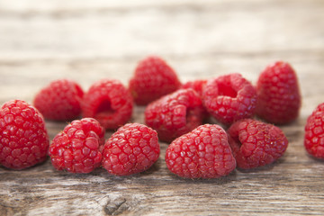 framboises fraiches sur fond de bois